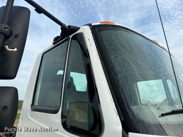 image for item DV1943 2011 International 4400 truck cab and chassis