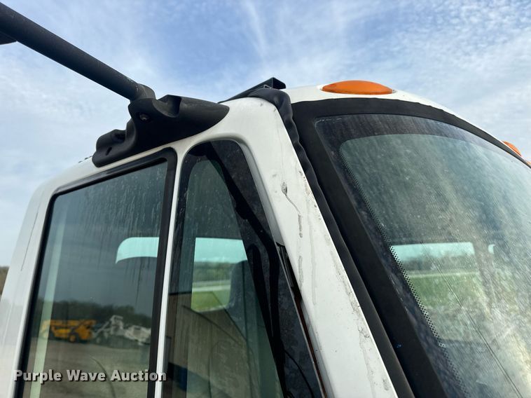 image for item DV1943 2011 International 4400 truck cab and chassis