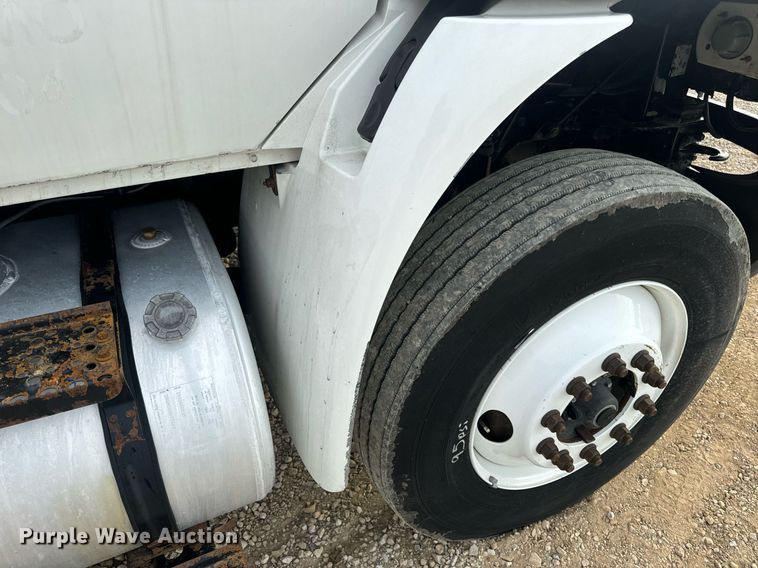 image for item DV1943 2011 International 4400 truck cab and chassis