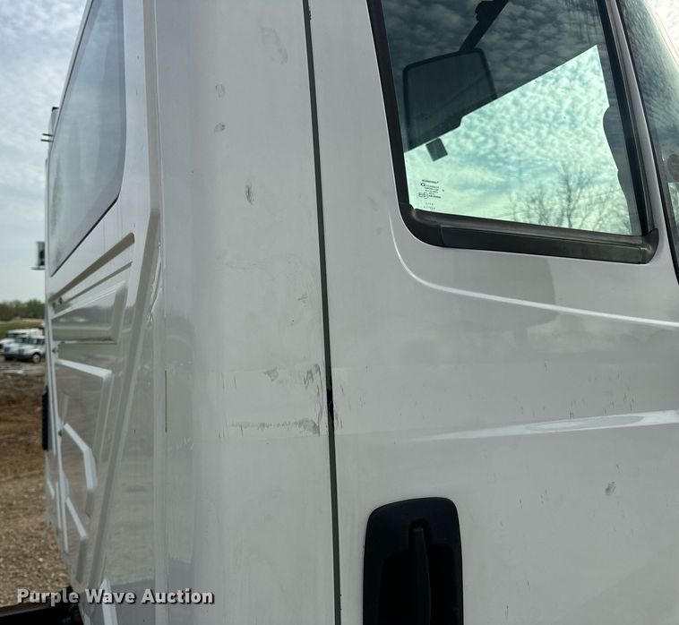 image for item DV1943 2011 International 4400 truck cab and chassis