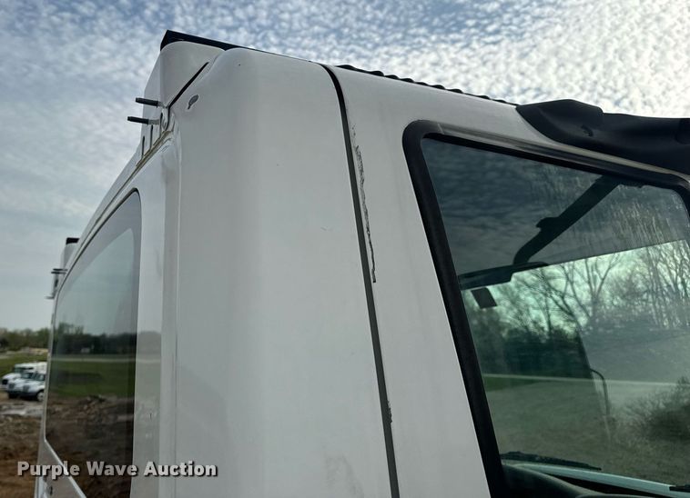 image for item DV1943 2011 International 4400 truck cab and chassis