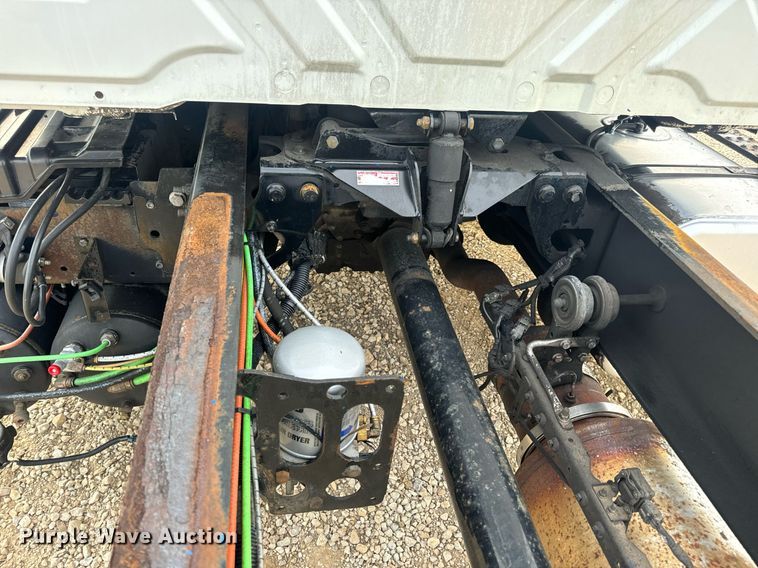 image for item DV1943 2011 International 4400 truck cab and chassis