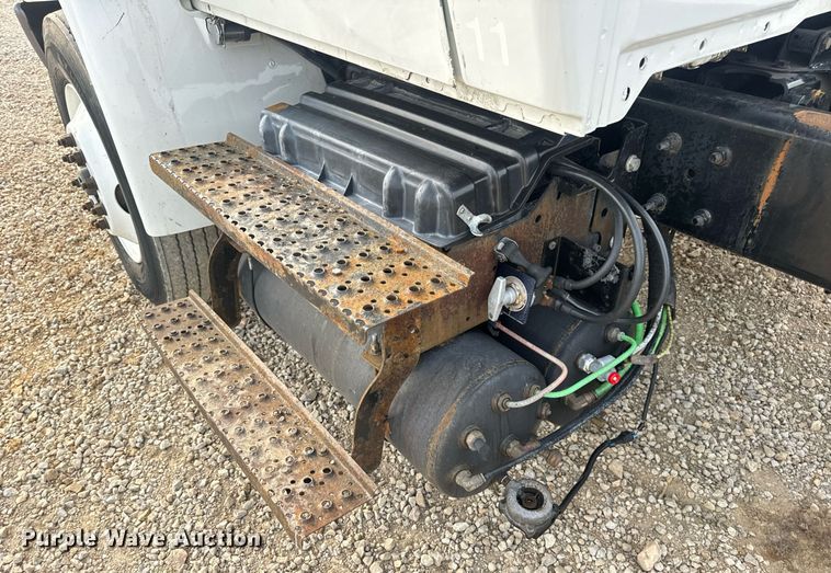 image for item DV1943 2011 International 4400 truck cab and chassis