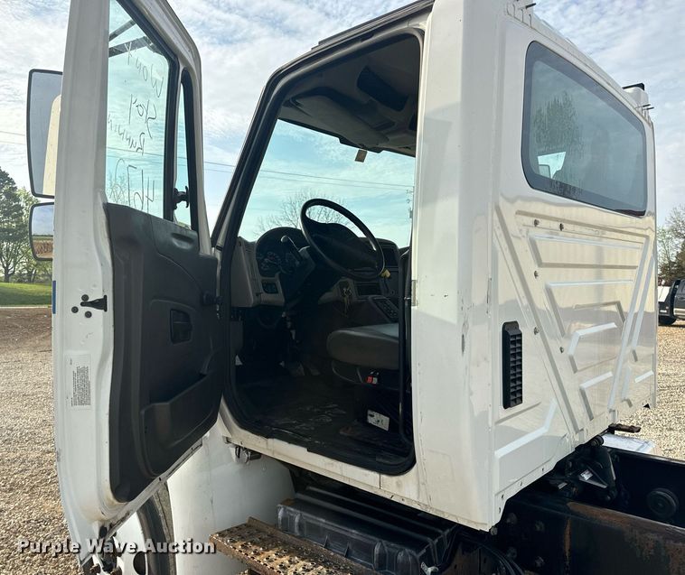 image for item DV1943 2011 International 4400 truck cab and chassis