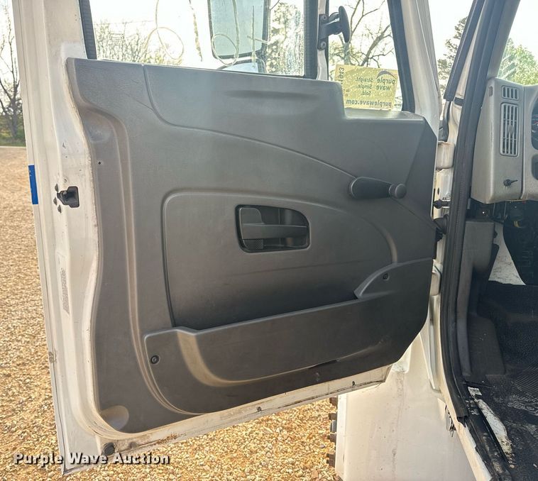 image for item DV1943 2011 International 4400 truck cab and chassis