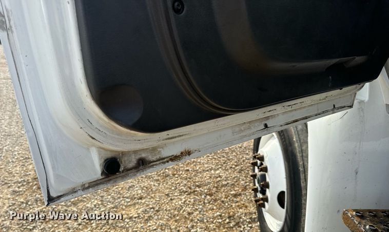 image for item DV1943 2011 International 4400 truck cab and chassis