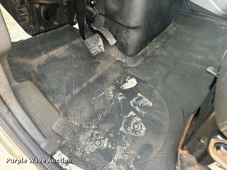 image for item DV1943 2011 International 4400 truck cab and chassis