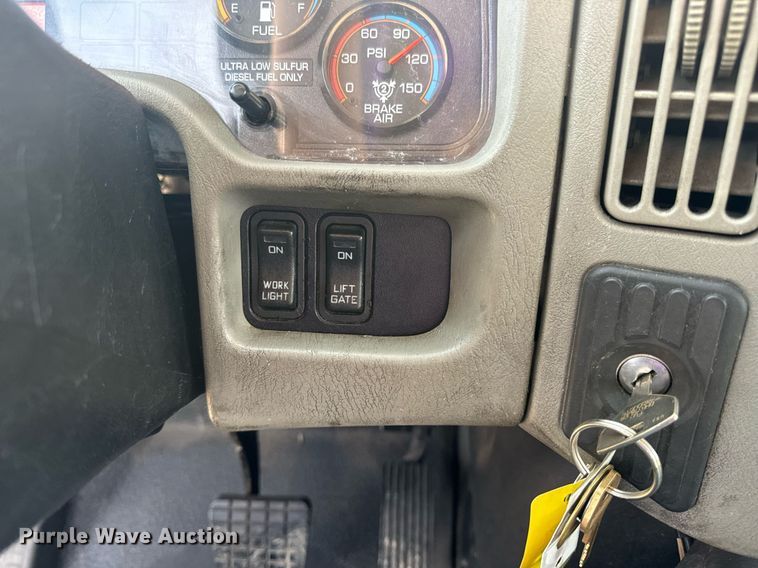 image for item DV1943 2011 International 4400 truck cab and chassis