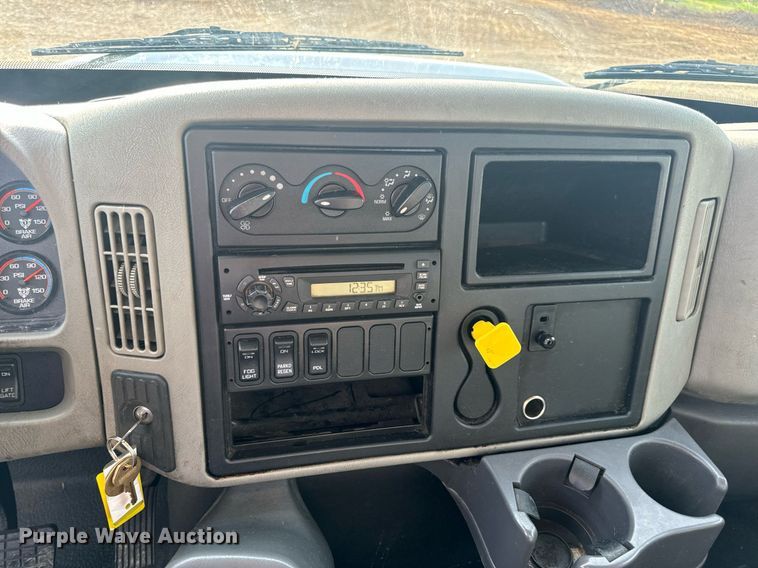 image for item DV1943 2011 International 4400 truck cab and chassis