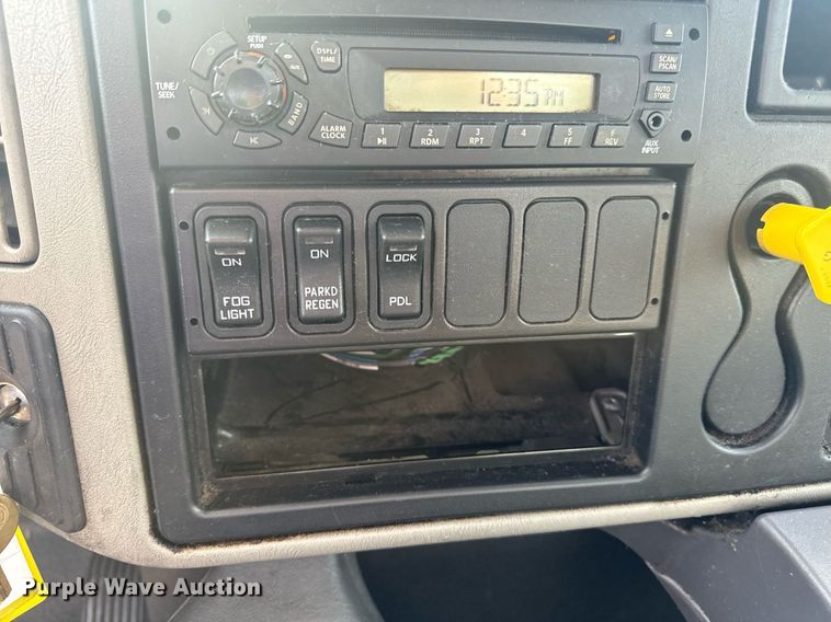 image for item DV1943 2011 International 4400 truck cab and chassis