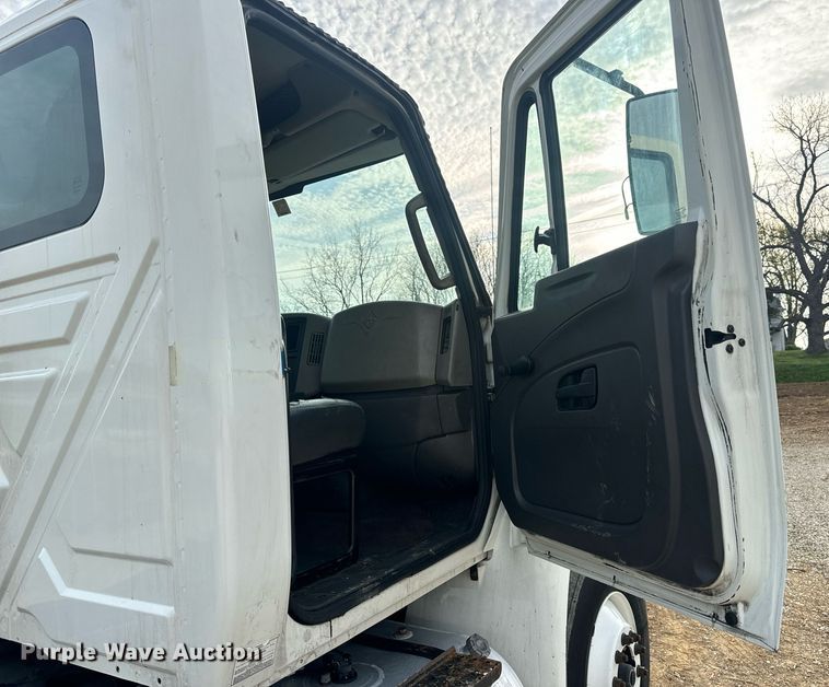 image for item DV1943 2011 International 4400 truck cab and chassis