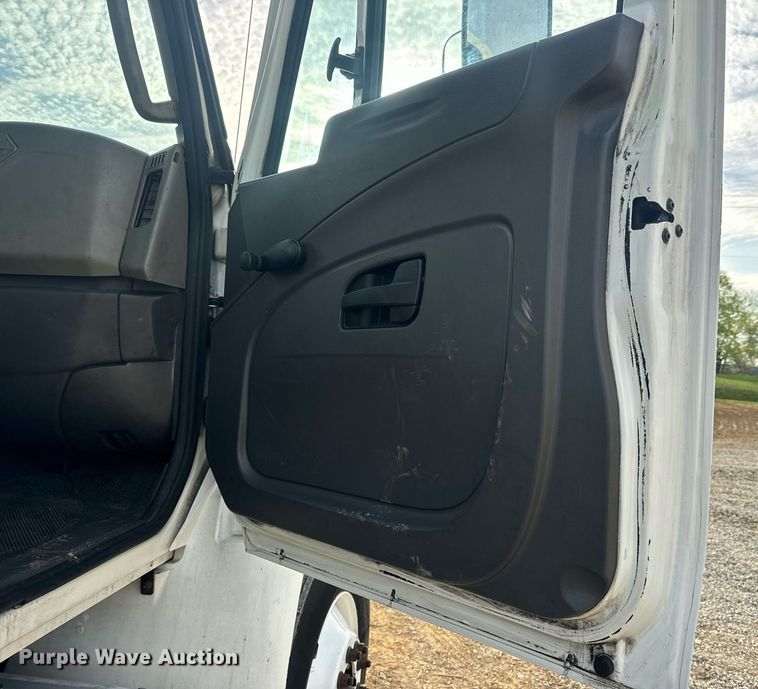 image for item DV1943 2011 International 4400 truck cab and chassis