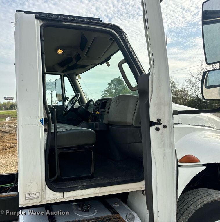 image for item DV1943 2011 International 4400 truck cab and chassis