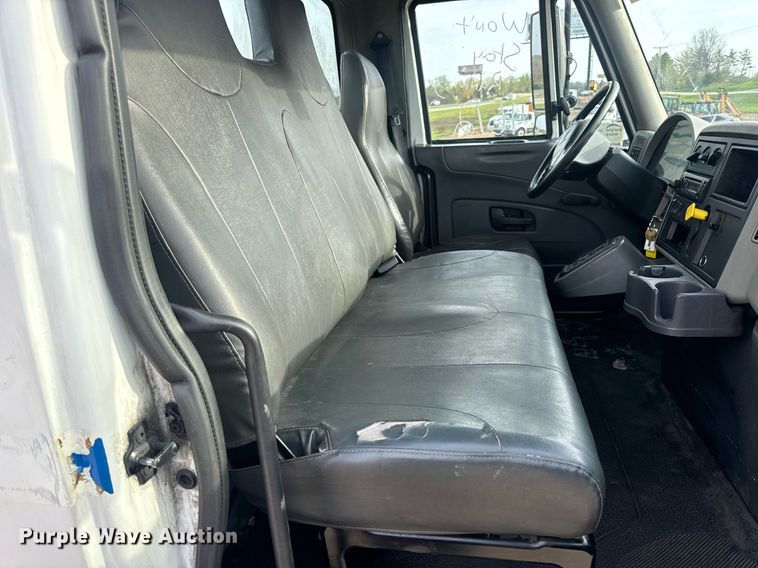 image for item DV1943 2011 International 4400 truck cab and chassis