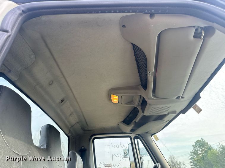 image for item DV1943 2011 International 4400 truck cab and chassis