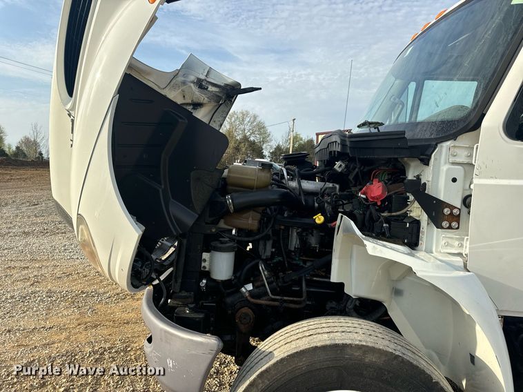 image for item DV1943 2011 International 4400 truck cab and chassis