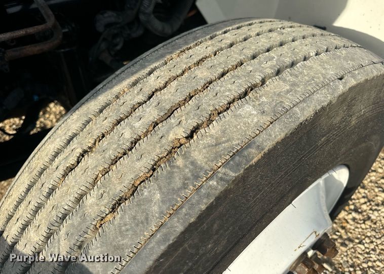 image for item DV1943 2011 International 4400 truck cab and chassis