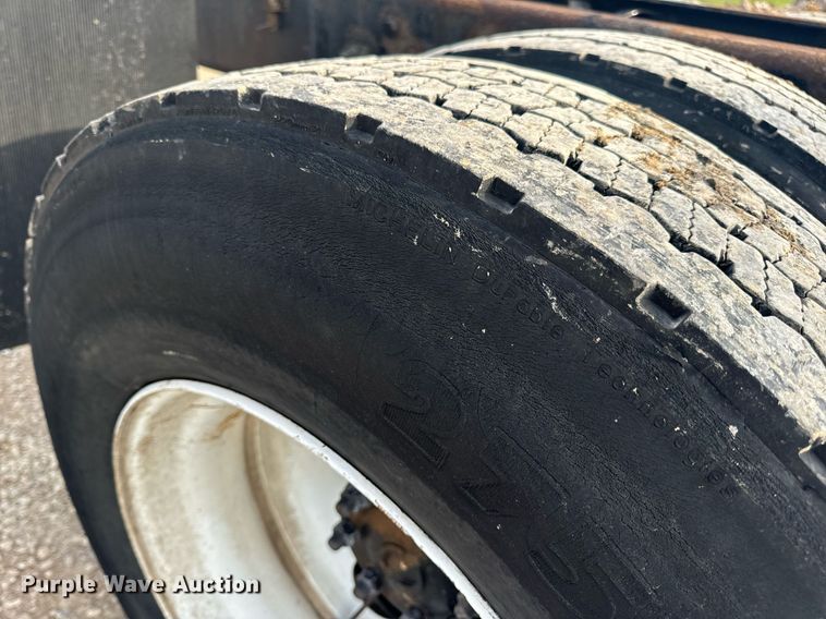 image for item DV1943 2011 International 4400 truck cab and chassis