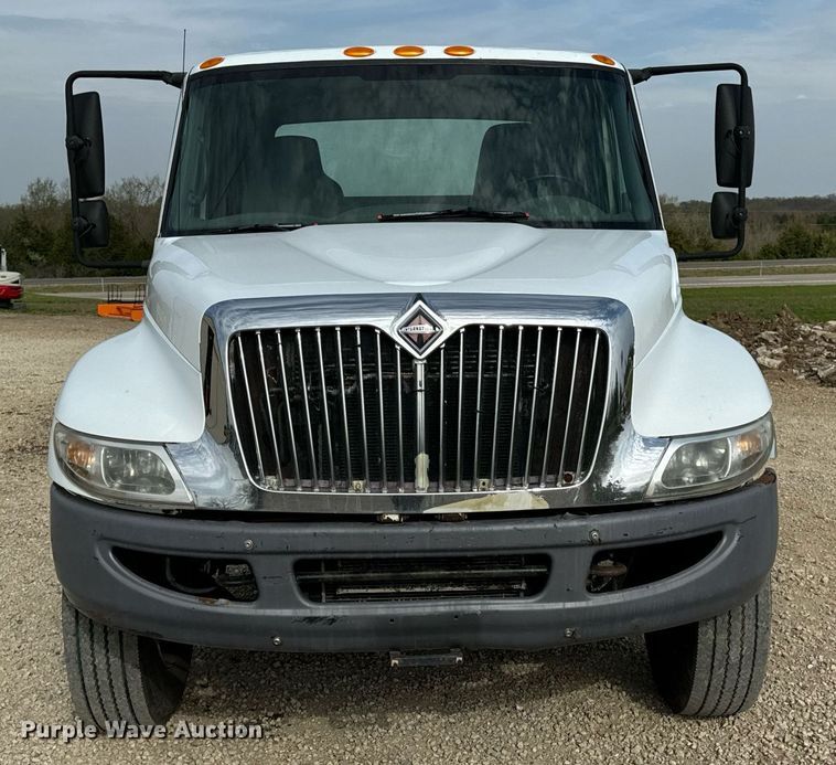 image for item DV1944 2006 International 4400 truck cab and chassis