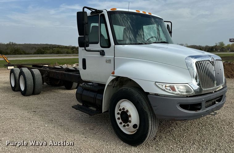 image for item DV1944 2006 International 4400 truck cab and chassis
