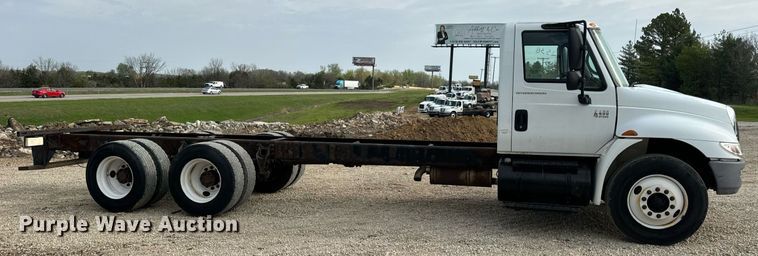 image for item DV1944 2006 International 4400 truck cab and chassis