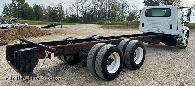image for item DV1944 2006 International 4400 truck cab and chassis