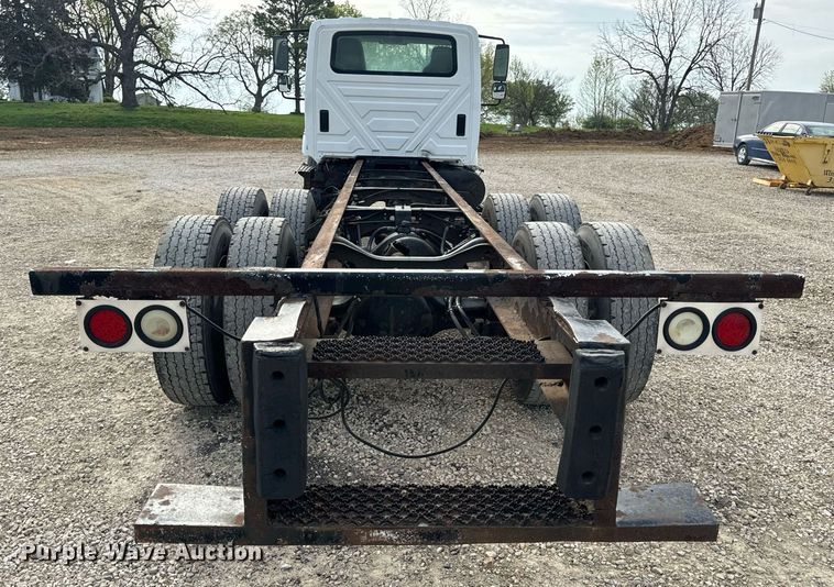 image for item DV1944 2006 International 4400 truck cab and chassis