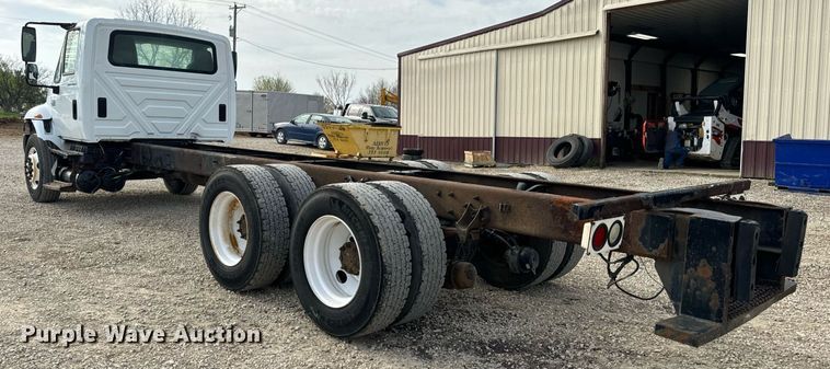 image for item DV1944 2006 International 4400 truck cab and chassis