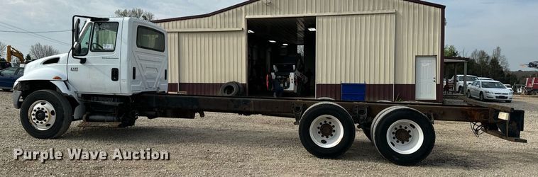 image for item DV1944 2006 International 4400 truck cab and chassis