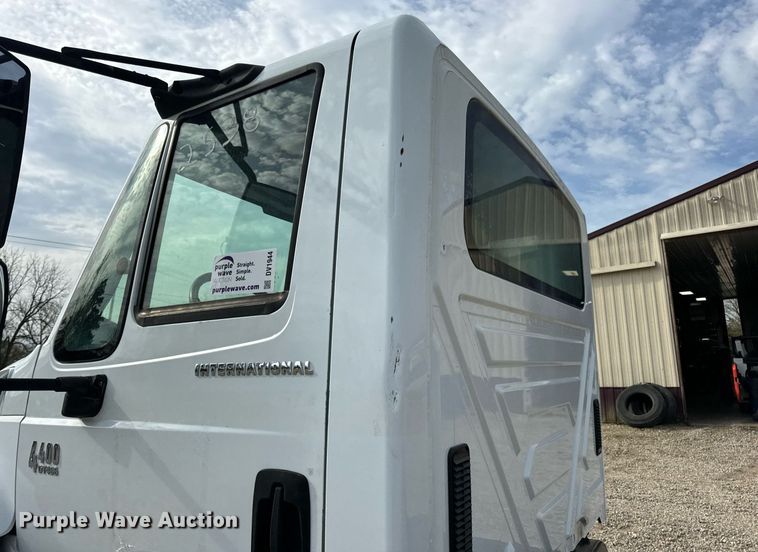 image for item DV1944 2006 International 4400 truck cab and chassis