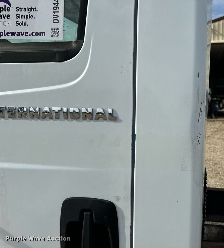 image for item DV1944 2006 International 4400 truck cab and chassis