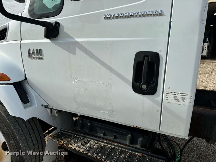 image for item DV1944 2006 International 4400 truck cab and chassis
