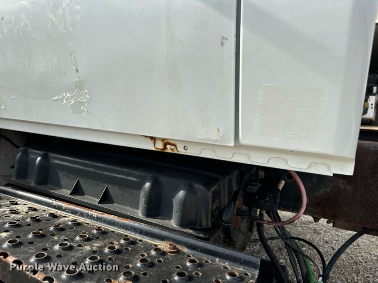 image for item DV1944 2006 International 4400 truck cab and chassis