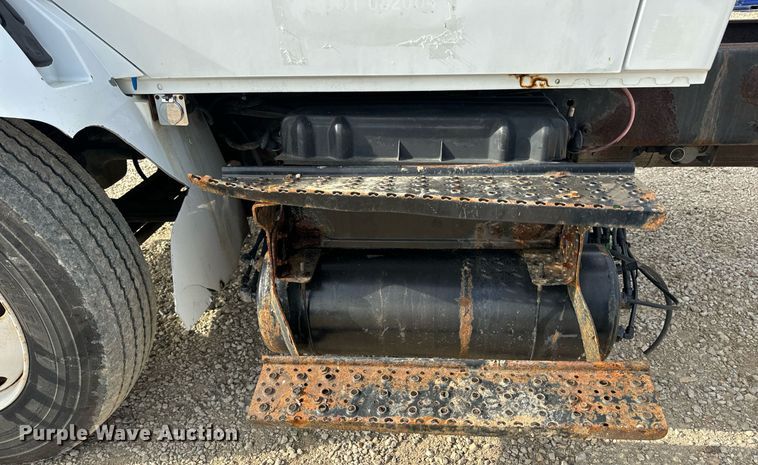 image for item DV1944 2006 International 4400 truck cab and chassis