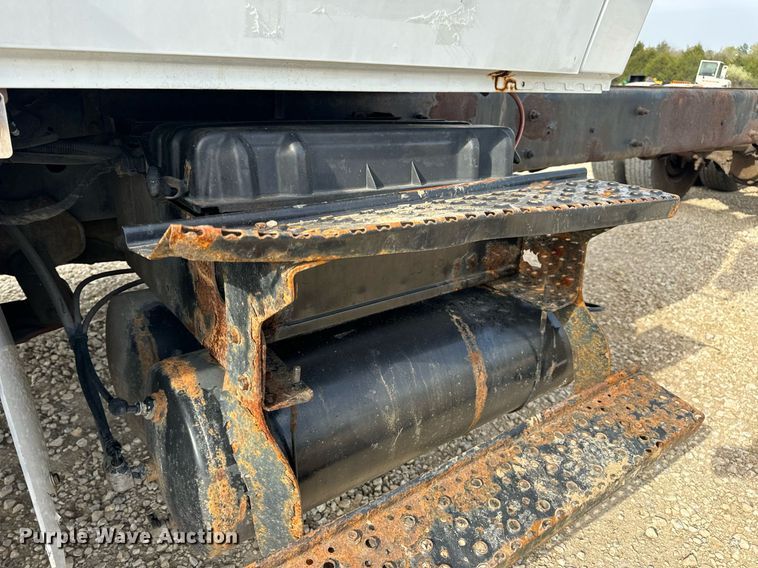 image for item DV1944 2006 International 4400 truck cab and chassis