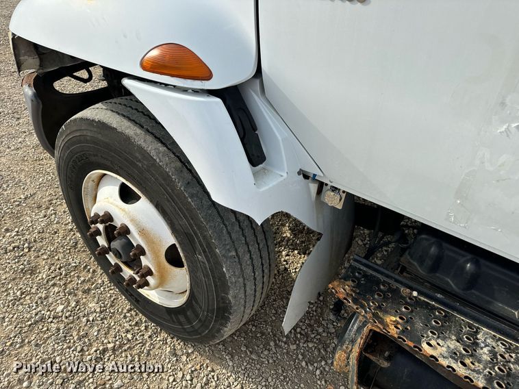 image for item DV1944 2006 International 4400 truck cab and chassis