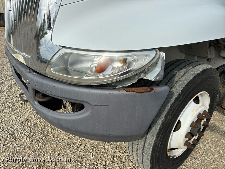 image for item DV1944 2006 International 4400 truck cab and chassis