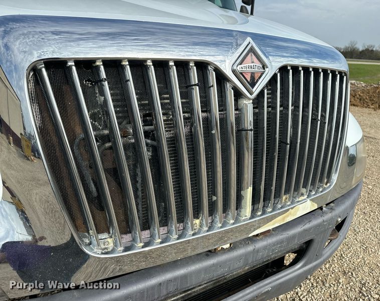 image for item DV1944 2006 International 4400 truck cab and chassis