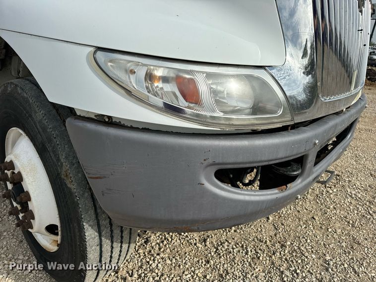 image for item DV1944 2006 International 4400 truck cab and chassis