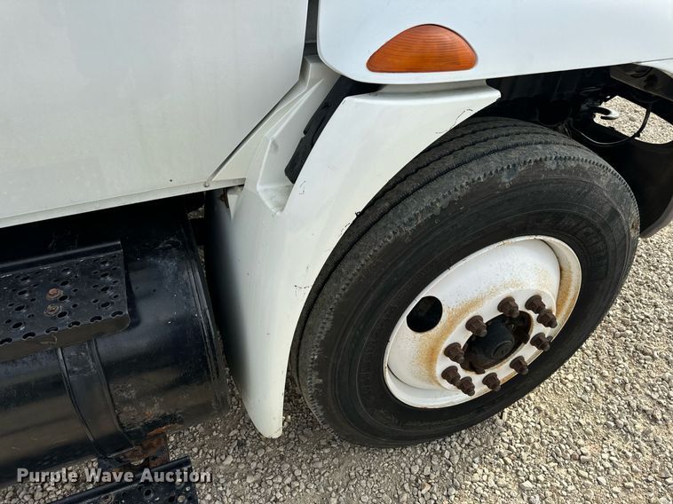 image for item DV1944 2006 International 4400 truck cab and chassis