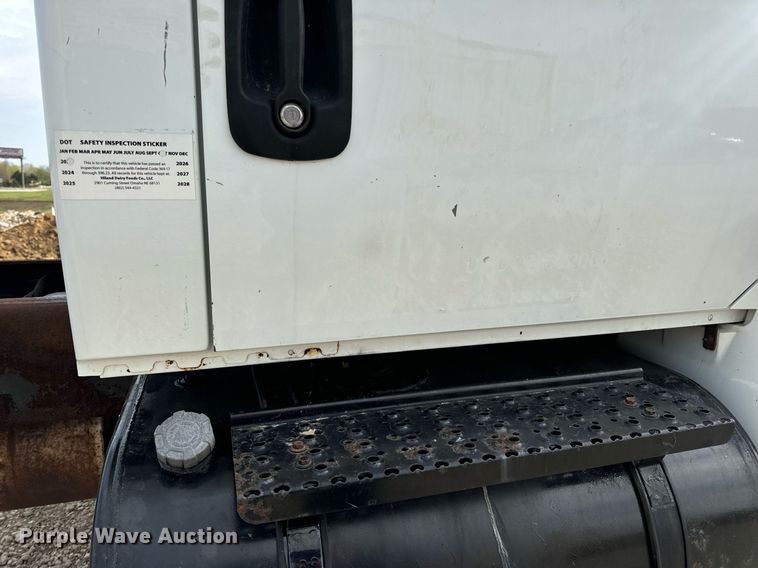 image for item DV1944 2006 International 4400 truck cab and chassis