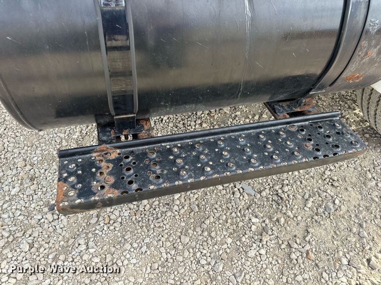 image for item DV1944 2006 International 4400 truck cab and chassis