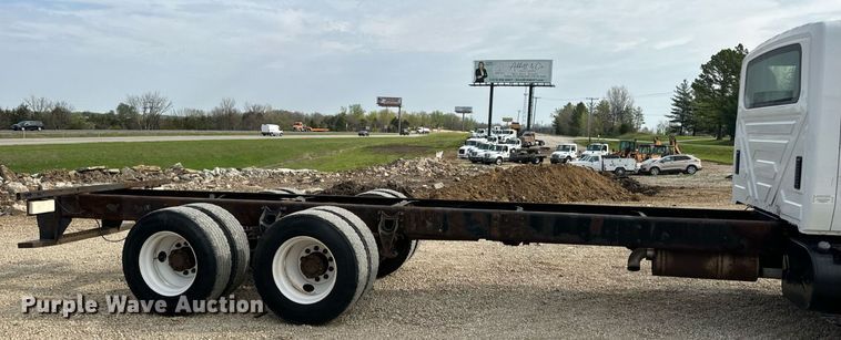 image for item DV1944 2006 International 4400 truck cab and chassis