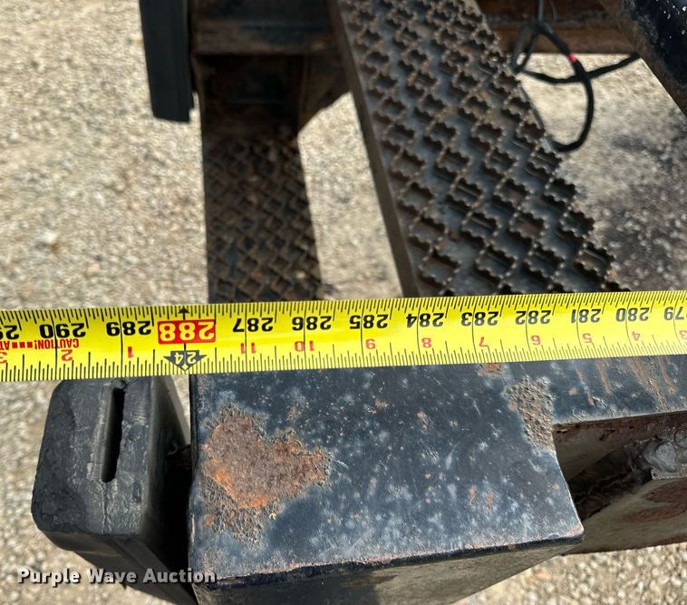 image for item DV1944 2006 International 4400 truck cab and chassis