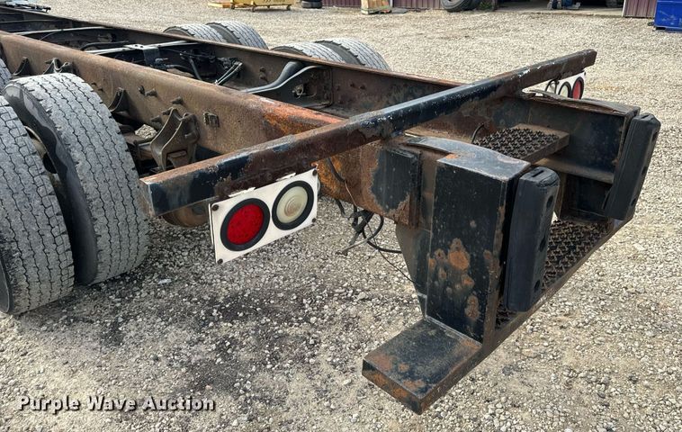 image for item DV1944 2006 International 4400 truck cab and chassis