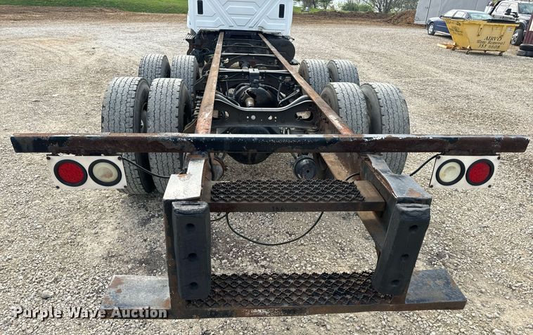 image for item DV1944 2006 International 4400 truck cab and chassis