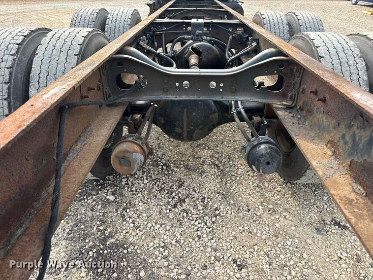 image for item DV1944 2006 International 4400 truck cab and chassis