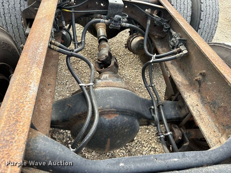 image for item DV1944 2006 International 4400 truck cab and chassis