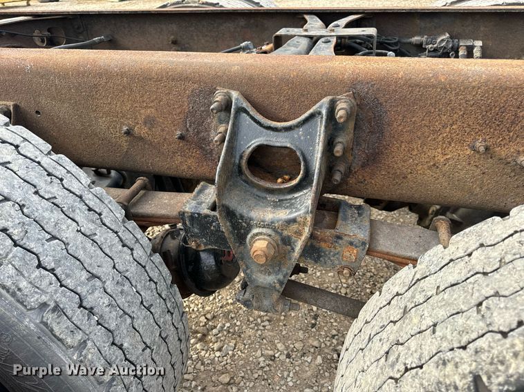 image for item DV1944 2006 International 4400 truck cab and chassis