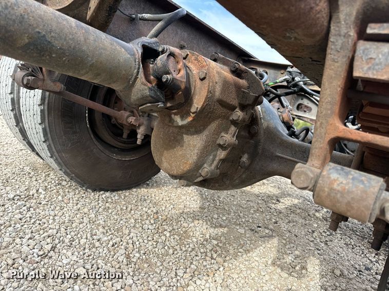 image for item DV1944 2006 International 4400 truck cab and chassis